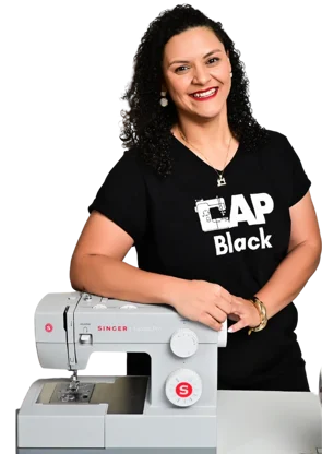 Carine Martins na máquina de costura